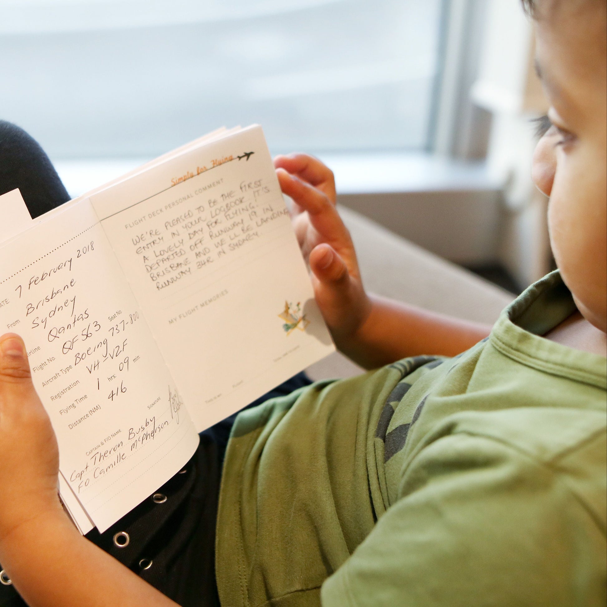 Child reading his Simply for Flying Logbook travel memories - Little Babybox